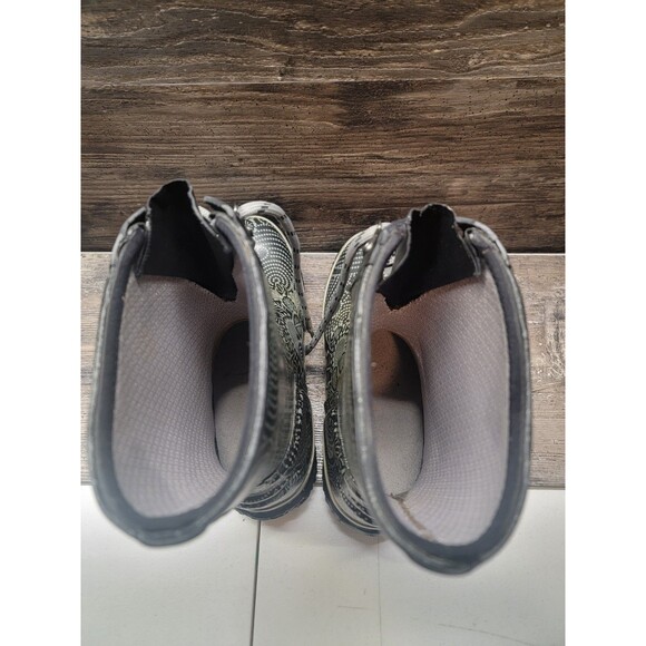 🔴 BOGS Women's 2 Eye Lace Black Batik Rubber Mid Calf Boots Size 7 - Picture 5 of 6